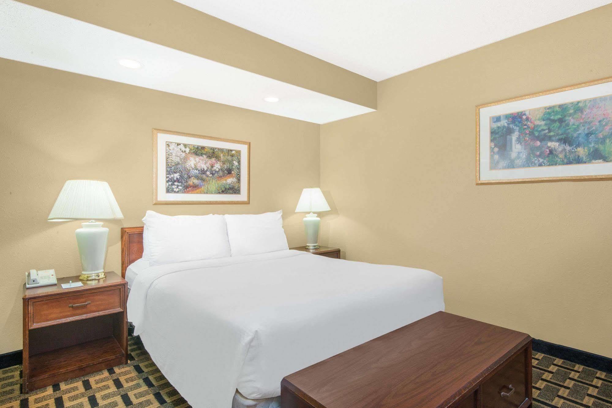 Hawthorn Extended Stay By Wyndham Wichita Exterior foto
